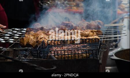 Marinierter Schaschlik, der auf einem Grillgrill über Holzkohle zubereitete. Shashlik oder Shish Kebab beliebt in Osteuropa. Schaschlyk, aufgespießtes Fleisch war Ursprung Stockfoto