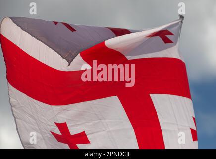 Georgische Nationalflagge, Stoff, der mit wunderschönem Sonnenlicht am Himmel winkt – Bild. Stockfoto