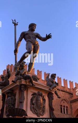 Der „Neptunbrunnen“ in der Dämmerung auf der „Piazza del Nettuno“ (neben der „Piazza Maggiore“) im historischen Fass von Bologna, Emilia Romagna, Italien. Stockfoto