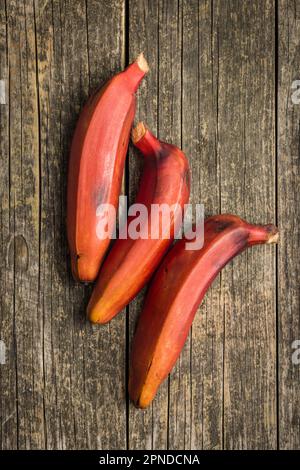 Leckere rote Bananen auf dem Holztisch. Draufsicht. Stockfoto