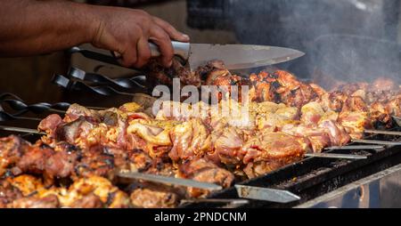 Marinierter Schaschlik, der auf einem Grillgrill über Holzkohle zubereitete. Shashlik oder Shish Kebab beliebt in Osteuropa. Schaschlyk, aufgespießtes Fleisch war Ursprung Stockfoto