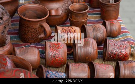 Traditionelle hausgemachte Keramiktöpfe auf traditionellem Kunsthandwerk. Stockfoto