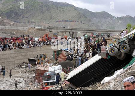 Torkham. 18. April 2023. Am 18. April 2023 suchen Menschen an einem Erdrutschplatz in Torkham im Nordwesten Pakistans nach Opfern. Acht Menschen wurden verletzt und unzählige weitere verschwanden unter den Trümmern, nachdem am Dienstag an der Torkham-Grenze in Pakistans nordwestlicher Provinz Khyber Pakhtunkhwa Land gerutscht war, sagten Rettungsquellen. Kredit: Saeed Ahmad/Xinhua/Alamy Live News Stockfoto