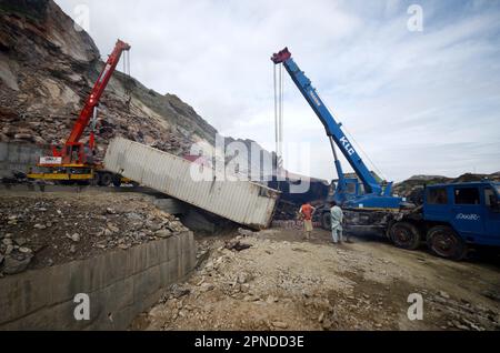 Torkham. 18. April 2023. Schwere Maschinen entfernen am 18. April 2023 einen Container an einem Erdrutschplatz in Torkham im Nordwesten Pakistans. Acht Menschen wurden verletzt und unzählige weitere verschwanden unter den Trümmern, nachdem am Dienstag an der Torkham-Grenze in Pakistans nordwestlicher Provinz Khyber Pakhtunkhwa Land gerutscht war, sagten Rettungsquellen. Kredit: Str/Xinhua/Alamy Live News Stockfoto