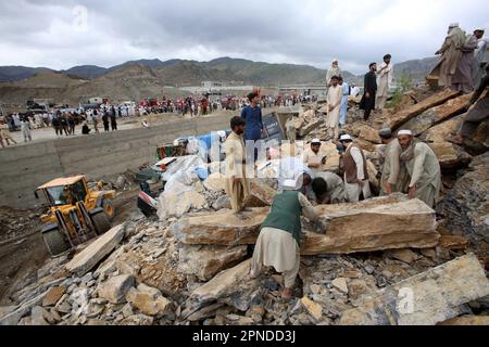 Torkham. 18. April 2023. Am 18. April 2023 suchen Menschen an einem Erdrutschplatz in Torkham im Nordwesten Pakistans nach Opfern. Acht Menschen wurden verletzt und unzählige weitere verschwanden unter den Trümmern, nachdem am Dienstag an der Torkham-Grenze in Pakistans nordwestlicher Provinz Khyber Pakhtunkhwa Land gerutscht war, sagten Rettungsquellen. Kredit: Saeed Ahmad/Xinhua/Alamy Live News Stockfoto