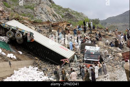 Torkham. 18. April 2023. Am 18. April 2023 suchen Menschen an einem Erdrutschplatz in Torkham im Nordwesten Pakistans nach Opfern. Acht Menschen wurden verletzt und unzählige weitere verschwanden unter den Trümmern, nachdem am Dienstag an der Torkham-Grenze in Pakistans nordwestlicher Provinz Khyber Pakhtunkhwa Land gerutscht war, sagten Rettungsquellen. Kredit: Saeed Ahmad/Xinhua/Alamy Live News Stockfoto