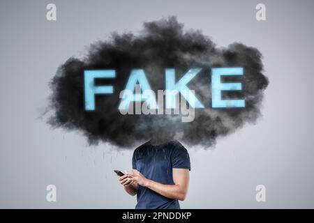 Eine dunkle Wolke, die als „GEFÄLSCHT“ bezeichnet wird und über dem Kopf einer Person schwebt Stockfoto