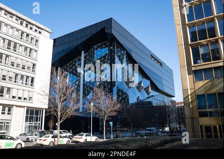 28.02.2023, Berlin, Deutschland, Europa - Blick mit glasiertem Atrium auf das neue Axel Springer Gebäude in der Ortschaft Kreuzberg vom niederländischen Architekten Koolhaas. Stockfoto