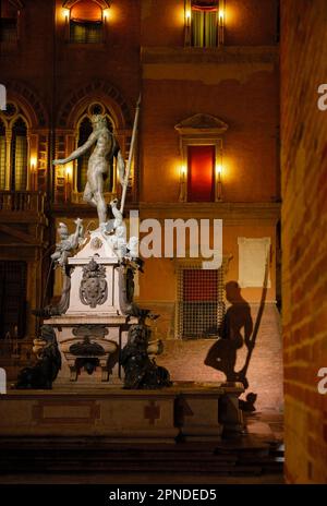 Der „Neptunbrunnen“ bei Nacht auf der „Piazza del Nettuno“ (neben der „Piazza Maggiore“) im historischen Fass von Bologna, Emilia Romagna, Italien. Stockfoto