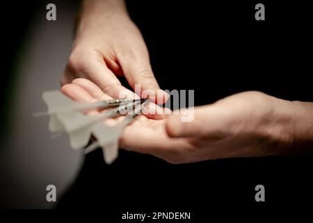 DELFT - Raymond van Barneveld bei einem Test eines neuen Darts, entwickelt von TU Delft-Forschern. Laut den Forschern ist dies ein Pfeil, der fast 50 Prozent genauer ist als ein herkömmlicher Pfeil. ANP ROBIN VAN LONKHUIJSEN Stockfoto