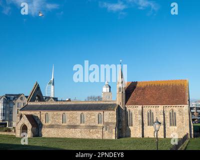 Royal Garrison Church Portsmouth mit dem Spinnaker Tower im Hintergrund Stockfoto