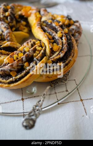 Frisches Gebäck am Osterfeiertisch Stockfoto