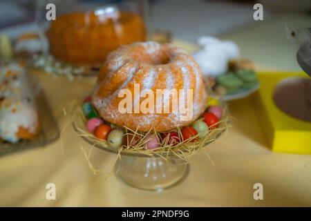 Frisches Gebäck am Osterfeiertisch Stockfoto