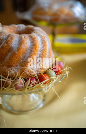 Frisches Gebäck am Osterfeiertisch Stockfoto