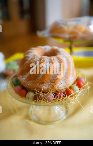 Frisches Gebäck am Osterfeiertisch Stockfoto