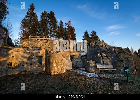 Der Außenposten Oberwiesen ist eine Habsburger Festung aus dem Ersten Weltkrieg. Luserna, Alpe Cimbra, Trentino, Italien. Stockfoto