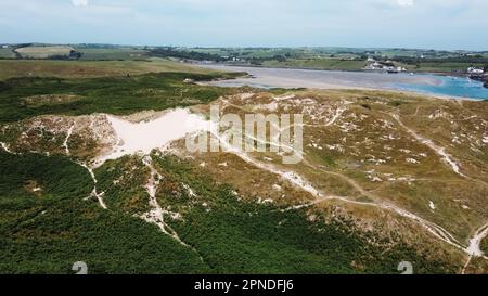 Hügel an der Südküste Irlands im Sommer, Draufsicht. Irische Küstendünen, Aussicht. Stockfoto