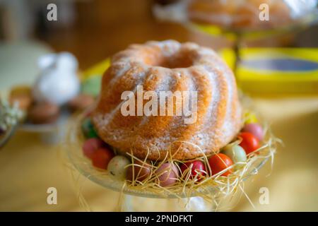 Frisches Gebäck am Osterfeiertisch Stockfoto