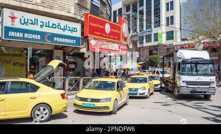 Yellow Taxis hat eine Schlange für Geschäfte im Zentrum von Hebron, Westjordanland, Palästina Stockfoto
