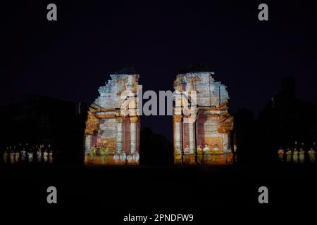 Das Kirchentor der Ruinen der Jesuitenmission von San Ignacio, beleuchtet bei Nacht, Misiones, Argentinien. Stockfoto