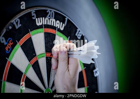 DELFT - Raymond van Barneveld bei einem Test eines neuen Darts, entwickelt von TU Delft-Forschern. Laut den Forschern ist dies ein Pfeil, der fast 50 Prozent genauer ist als ein herkömmlicher Pfeil. ANP ROBIN VAN LONKHUIJSEN Stockfoto