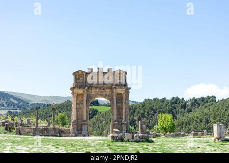 Blick auf den Bogen von Caracalla in der antiken römischen Stadt Cuicul-Djemila. UNESCO-Weltkulturerbe. Stockfoto