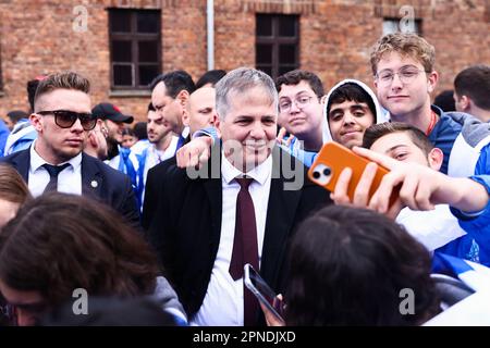 18. April 2023, Oswiecim, Polen: Der israelische Bildungsminister Yoav Kisch macht vor dem 35. Jahrestag des "Internationalen Marsches der Lebenden" Fotos mit israelischen Teenagern im ehemaligen nazideutsch-deutschen Konzentrations- und Vernichtungslager Auschwitz Birkenau am 18. April 2023 in Oswiecim, Polen. Der jährliche märz ist Teil des Bildungsprogramms, das jüdische Studenten aus aller Welt nach Polen bringt, wo sie die Überreste des Holocaust erkunden. Die Teilnehmer marschieren lautlos drei Kilometer von Auschwitz I nach Auschwitz II Birkenau, dem größten Konzentrationslager der Nazis Stockfoto