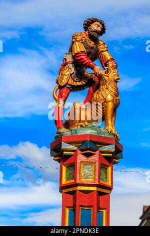 Simsonbrunnen an der Kramgasse in der Berner Altstadt, Schweiz. Erbaut 1544 von Hans Gieng Stockfoto