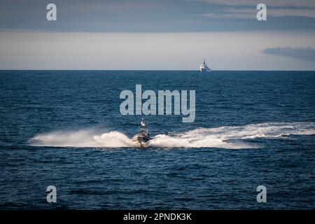Das Schlauchboot kehrt zur HMCS Margaret Brooke vom USCGC Bear während der Operation Nanook 2022 zurück. Stockfoto