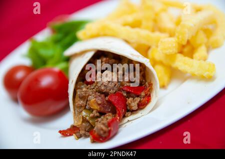 Eingewickeltes Hackfleisch serviert mit Salat Stockfoto