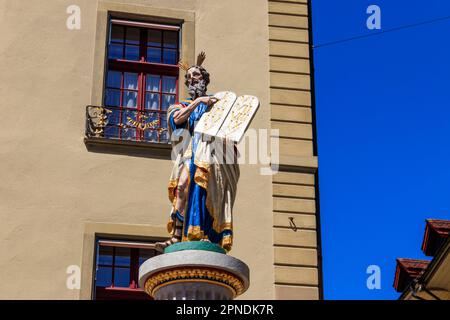 Moses Fountain (Mosesbrunnen) ist ein Brunnen am Münsterplatz in der Altstadt von Bern, Schweiz. Eine Figur von Moses mit zehn Geboten Stockfoto