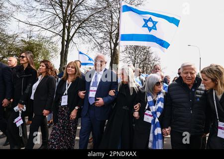 18. April 2023, Oswiecim, Polen: Robert Kraft, Meek Mill, Phyllis Greenberg Heideman und David Friedman nehmen am 18. April 2023 am 35. Jahrestag des "Internationalen Marsches der Lebenden" im ehemaligen nazideutsch-deutschen Konzentrations- und Vernichtungslager Auschwitz Birkenau in Oswiecim (Polen) Teil. Der jährliche märz ist Teil des Bildungsprogramms, das jüdische Studenten aus aller Welt nach Polen bringt, wo sie die Überreste des Holocaust erkunden. Die Teilnehmer marschieren lautlos drei Kilometer von Auschwitz I nach Auschwitz II Birkenau, dem größten während dieser Zeit errichteten Konzentrationslager der Nazis Stockfoto