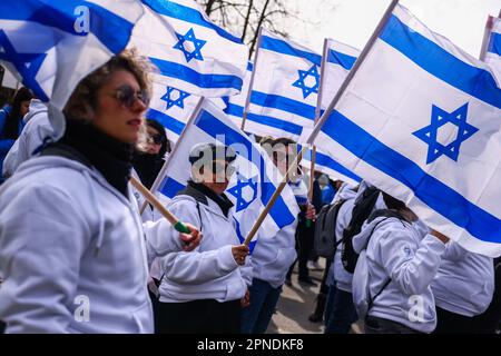 18. April 2023, Oswiecim, Polen: Teilnehmer nehmen am 18. April 2023 am 35. Jahrestag des "Internationalen Marsches der Lebenden" im ehemaligen nazideutsch-deutschen Konzentrations- und Vernichtungslager Auschwitz Birkenau in Oswiecim, Polen, Teil. Der jährliche märz ist Teil des Bildungsprogramms, das jüdische Studenten aus aller Welt nach Polen bringt, wo sie die Überreste des Holocaust erkunden. Die Teilnehmer marschieren lautlos drei Kilometer von Auschwitz I nach Auschwitz II Birkenau, dem größten Nazi-Konzentrationslager, das während des Zweiten Weltkriegs erbaut wurde Der diesjährige märz feiert den 75. Jahrestag Stockfoto