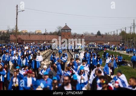 18. April 2023, Brzezinka, Polen: Teilnehmer nehmen am 18. April 2023 am 35. Jahrestag des "Internationalen Marsches der Lebenden" im ehemaligen nationaldeutsch-deutschen Konzentrations- und Vernichtungslager Auschwitz Birkenau in Brzezinka, Polen, Teil. Der jährliche märz ist Teil des Bildungsprogramms, das jüdische Studenten aus aller Welt nach Polen bringt, wo sie die Überreste des Holocaust erkunden. Die Teilnehmer marschieren lautlos drei Kilometer von Auschwitz I nach Auschwitz II Birkenau, dem größten Nazi-Konzentrationslager, das während des Zweiten Weltkriegs erbaut wurde Der diesjährige märz feiert die 75. ann Stockfoto