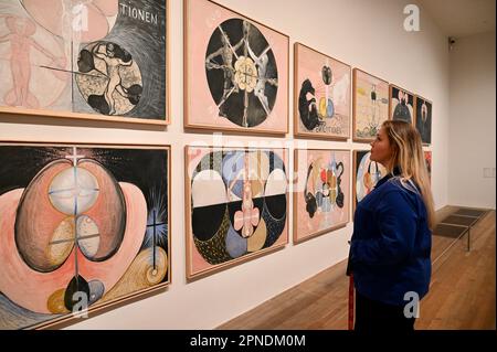 London, Großbritannien. „The Ten Largest 1907“ von Hilma AF Klint. Presseansicht von Hilma AF Klint & Piet Mondrian : Lebensformen, Ausstellung vom 20. April bis 3. September 2023, Tate Modern, Bankside. Stockfoto