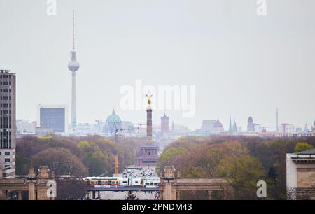 Berlin, Deutschland. 18. April 2023. Blick vom Ernst-Reuter-Platz über Berlin mit Dunst. Es wird nicht erwartet, dass sich das Wetter in den nächsten Tagen verbessert. Kredit: Annette Riedl/dpa/Alamy Live News Stockfoto