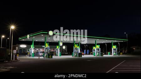 BP-Tankstelle beleuchtet bei Nacht. Stockfoto