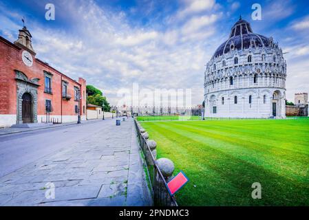 Das Baptisterium von Pisa ist eine beliebte Attraktion für Touristen, die Pisa, Italien, besuchen. Es wurde im 12. Jahrhundert mit weißem Marmor erbaut Stockfoto
