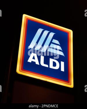 ALDI Supermarkt Schild beleuchtet bei Nacht. Stockfoto