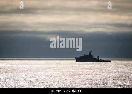 Französisches Marineschiff FS Rhone, ein ozeanisches Patrouillenschiff und Hilfsschiff, auf See während der Operation Nanook 2022. Stockfoto