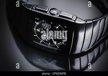 Lengnau, Schweiz - 18. Juni 2015: Rado Sintra Chrono, Schweizer Armbanduhr mit Chronograph, Nahaufnahme des Studios auf glänzendem schwarzem Hintergrund Stockfoto