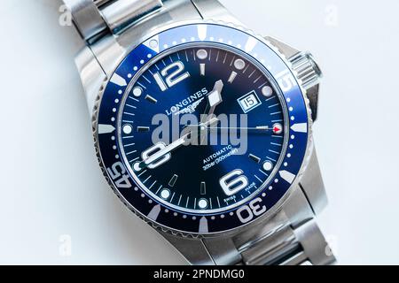 Saint-Imier, Schweiz - 15. Juli 2021: Longines HydroConquest L3.742.4.96,6 Automatisches mechanisches Schweizer Taucherarmband mit blauem Ziffernblatt Stockfoto