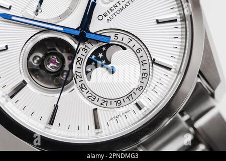 Yuzawa, Japan - 30. August 2021: Makrofoto der Armbanduhr Orient Star Mechanical Moon Phase RK-AY0002S. Runder retrograder Kalender und Mondphasen-Indi Stockfoto