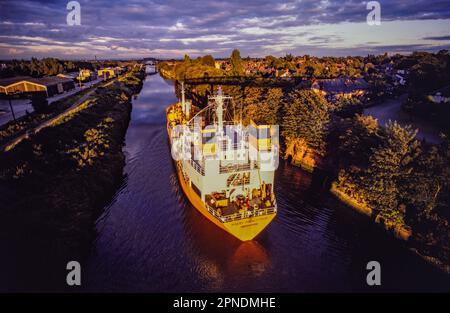 Der Blick auf den Knud-Tholstrup-Gastanker bildet 1987 die Brücke über den Manchester Ship Canal, Warrington Stockfoto