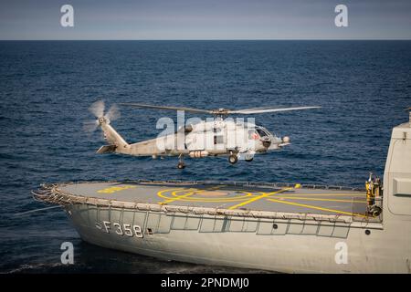 Royal Danish Navy MH-60R Seahawk Hubschrauber fliegt vom Patrouillenschiff HDMS Triton während Operation Nanook 2022. Stockfoto