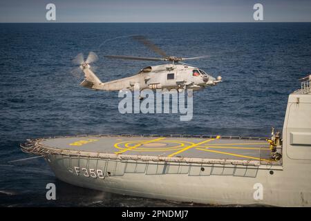 Royal Danish Navy MH-60R Seahawk Hubschrauber fliegt vom Patrouillenschiff HDMS Triton während Operation Nanook 2022. Stockfoto