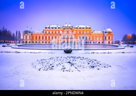 Wien, Österreich. Wiens berühmtes Schloss Belvedere, ein Meisterwerk der barocken Architektur, steht inmitten eines Schneesturms im Winter hoch. Stockfoto