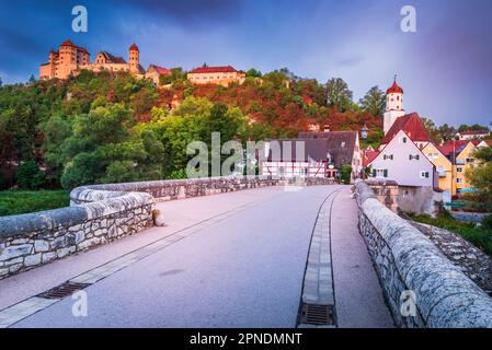 Harburg, Deutschland. Die Steinerne Brucke in Harburg, Bayern, überquert den Fluss Wornitz und bietet einen malerischen Blick auf das Schloss der Stadt. Stockfoto