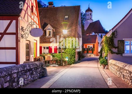 Harburg, Deutschland. Charmante Stadt in Bayern mit malerischen Straßen, magischer blauer Stunde, Himmel in Blau- und Orangentönen gemalt. Stockfoto