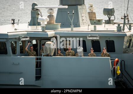 Brückenbesatzung des dänischen Marineschiffs HDMS Triton winkte während der Operation Nanook 2022 auf See zur HMCS Margaret Brooke. Stockfoto
